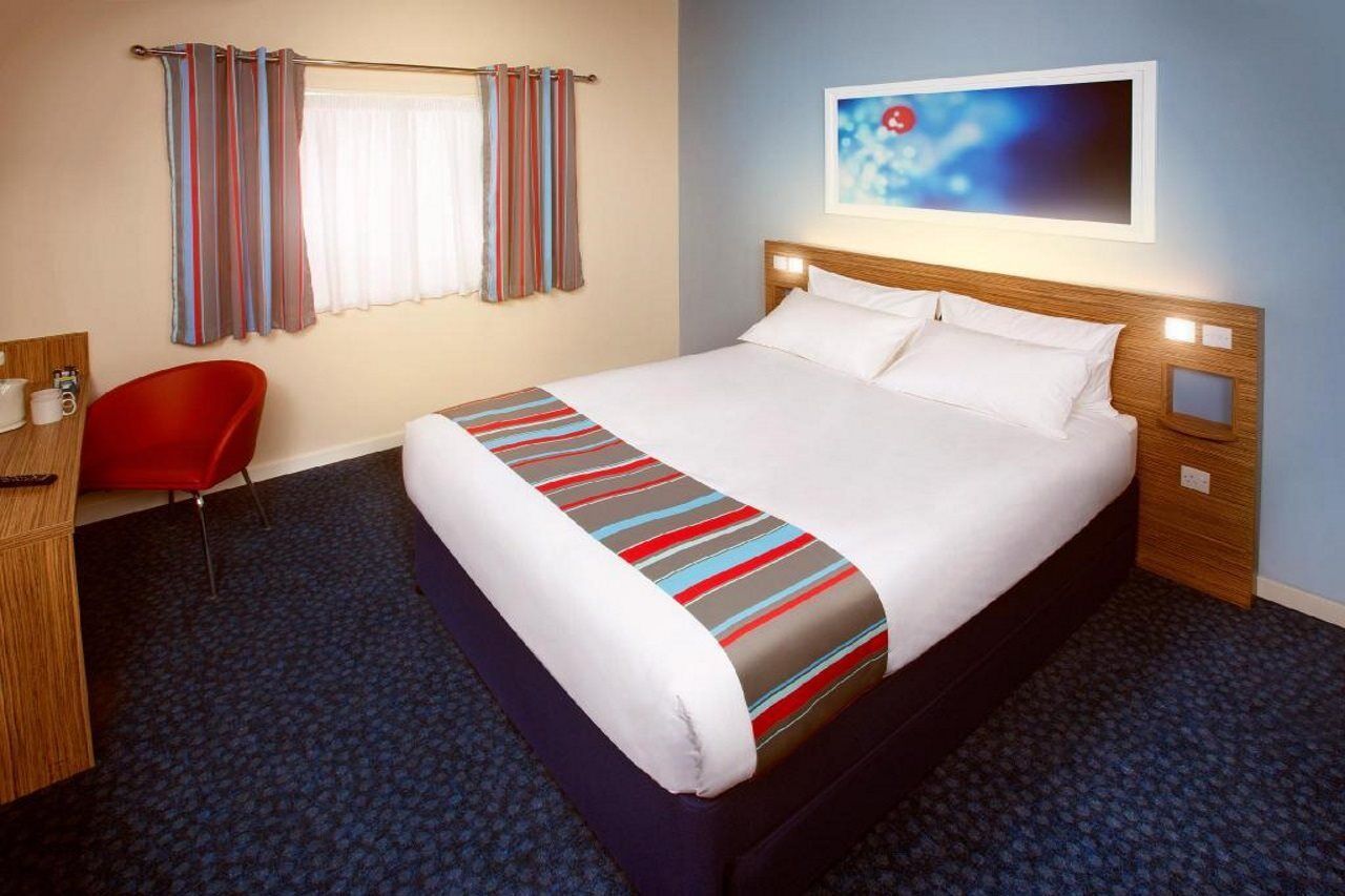 Travelodge Cardiff M4 Экстерьер фото